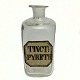 Apotekerflaske 
af glas med 
bemalet 
etikette med 
teksten: 
"TINCT: 
PYRETH". H. 
12,5 cm.