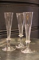 Elegant 
klassisk , 
gammelt Fransk 
champagne glas 
( fløjte )
H: ca. 19cm. 
De er gamle 
mundblæste ...