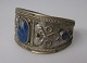 Afgansk arm bånd, 20. årh. Forsølvet metal med lapis lazuli. H.: 3,5 cm. Dia.: 6 cm.  Hjembragt ...