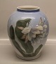 2650-35 B Kgl. 
Vase med blomst 
og natsværmer 
30 x 28 cm fra  
Royal 
Copenhagen I 
hel og fin 
stand
