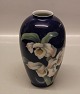1 stk på lager
1886-47-7 Kgl. 
Vase med 
blomster på 
mørkeblå 18.5 
cm.  fra  Royal 
Copenhagen I 
...