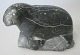 Inuit. Fedtstensfigur, 20. årh. Canada. En hvalros. L.: 9 cm. H.,: 6 cm. Signeret. Med label fra ...
