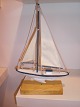 Lille 
håndbygget og 
bemalet model 
af sejlbåd 
Længde: 21 cm.- 
højde med 
stander: 34cm. 
I pæn stand.
