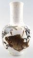 Royal 
Copenhagen/Aluminia 
vase af Nils 
Thorsson. 
Dekoreret med 
svømmende fisk.
Størrelse: 17 
...