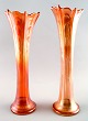 Et par 
amerikanske 
presglas vaser.
Rød og gul 
dekoration.
Måler 30 cm.
I god stand.