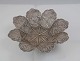 Filigran skål 
med blomster 
motiver fra år 
1900-1910.
Vi vurderer at 
skålen er af 
sølv. Uden ...