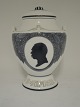 Royal 
Copenhagen. 
Vase med låg. 
Christian d.lX. 
100 års 
fødselsdag. 
Højde 18 cm.  1 
sortering