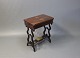 Lille fint 
sybord eller 
spillebord i 
poleret mahogni 
fra 1840. 
Bordpladen kan 
drejes alt 
efter ...