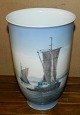 Blomstervase i 
porcelæn fra 
Royal 
Copenhagen med 
bemalet motiv 
fra kysten med 
fiskerbåde. ...