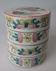 Fire delt 
Kinesisk mad 
container, 
famille rose, 
19. årh. 
Dekoreret med 
blomstermotiver 
og ...
