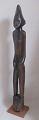 Afrikansk patineret træ figur af nøgen mand. 20. årh. H.: 81 cm. På kvadratisk fod. 