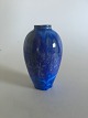 Royal 
Copenhagen 
Krystal Glasur 
Vase i blå.
Måler 15 cm 
høj.