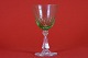 Hvidvinsglas 
med 
krystalslibning 
og luftsøjle i 
stilken. 
Krystal, 
Belgien?, h: 13 
cm, Ø: 7 cm