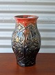 Glaseret 
keramik vase i 
rød, grå og 
sort farve nr. 
641 Signeret.
Fremstår med 
brugsspor - ...