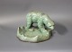 Lille keramik 
fad m. figur i 
grønne farver 
af Michael 
Andersen & Søn.
H - 13,5 cm og 
Dia - 19 cm.