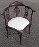 Engelsk hjørne 
stol i mahogni, 
20. årh. Rococo 
stil. Med 
skæringer. Lyst 
polster. H.: 79 
cm. D: ...