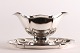 Cohr Sølv
Oval 
skævknækket 
sauceskål på 
fast underfad i 
rococo stil
Fremstillet af 
ægte 3 ...