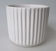 Riflet vase, 
Michael 
Andersen, 
Bornholm, 
Danmark,  ca. 
1950. Hvid 
glaseret. H.: 
7,5 cm. Dia.: 
...