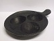 Sort lertøj 
jyde potte
Sort lertøj 
1700-tals 
æbleskivepande 
på tre ben
H. 3,5cm Ø. 
14,5cm