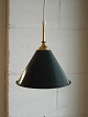 Loftslampe i 
grøn emalje med 
messing top. 
Højde 22 cm. 
Ø. 20 cm
