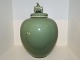 Royal 
Copenhagen 
keramik, stor 
og tung vase 
med låg, 
dekoreret med 
"Mor og ...