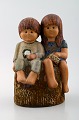 Sjælden FIGUR, 
Lisa Larson, 
"Søskende", 
glaseret 
keramik, mærket 
Lisa L K-studie 
Gustavsberg, 
...