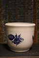 Porcelæn 
urtepotte 
skjuler i Blå 
Blomst Flettet 
fra Royal 
Copenhagen. 
1.sort. 
Dekorations 
nummer ...