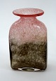 Rød brun vase, 
højde 20 cm. 
længde 12 cm. 
bredde 6,5 cm.  
fra Ekenas,  
Sverige, 
designet af O. 
...