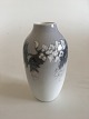 Royal 
Copenhagen Art 
Nouveau Vase 
med 
Blomstermotiv 
No 1305/239. 14 
cm Høj. 2. 
Sortering. I 
fin ...