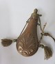 Krudthorn i kobber, 19. arh. Danmark. Med rococo dekorationer. Med messing åbning. L.: 20,5 cm. 