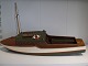 Håndbygget model af motorbåd med mahognifineret dæk, med kort mast og indenbords motor (ingen ...