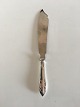 Delt Lilje 
Lagkagekniv i 
Sølv og 
Rustfrit Stål 
Frigast. 27 cm 
L