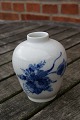 Blå Blomst 
svejfet Royal 
Copenhagen 
porcelæn 
thestel. 
Kongelig 
porcelæn.
Buttet vase 
nr. 1684 i ...