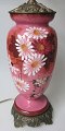 Engelsk 
bordlampe, 19. 
årh. Lyserødt 
glas (Topaz 
glas) med 
emaljedekorationer 
af blomster. 
Fod ...