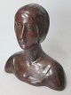 Tysk kunstner, 
ca. 1910: Torso 
af kvinde. 
Rødler med tynd 
kobberlægning. 
Højde: 21 cm. 
B.: 20 ...