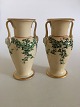 Par Bing og 
Grøndahl 
tidlige Vaser i 
guld og 
overglasur.
Måler 22,5cm / 
23cm.
I god stand, 
...