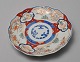 Japansk Imari 
porcelænstallerken, 
19. årh. 
Dekoreret med 
planteornamentik 
og 
kaniner.
 Diameter: ...