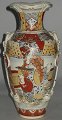 Satsuma vase, 
Japan, ca. 
1900. Fajance. 
Polykrom 
dekoration med 
bl.a. krigere 
og kaligraf med 
...