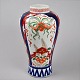Imari vase, 
Japan. 
Porcelæn. 
19/20. årh. 
Polykrom 
dekoration med 
blomster og Ho 
fugl. H: 31 
cm. 