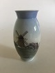 Bing & Grøndahl 
Vase med 
Møllemotiv No. 
695/5420. 19 cm 
Høj. I perfekt 
stand. 1. 
Sortering.