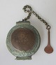 Indisk 
kobber/bronze 
beholder til 
brændt kalk, 
19. årh. Til 
betel tygning. 
Beholder 
dekoreret ...