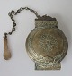 Indisk bronze 
beholder til 
brændt kalk, 
19. årh. Til 
betel tygning. 
Beholder 
dekoreret med 
...
