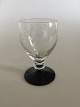 "Jane" Sortfods 
Hvidvinsglas 
med 
drueslibning 
fra Holmegaard. 
10 cm H. 
Produceret 
første gang i 
...