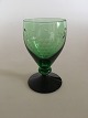 "Jane" Sortfods 
Hvidvinsglas 
med 
drueslibning og 
Grøn Kumme fra 
Holmegaard. 10 
cm H. 
Produceret ...