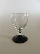 "Jane" Sortfods 
Portvinsglas 
med 
Drueslibning 
fra Holmegaard. 
8 cm H. 
Produceret 
første gang i 
1942.