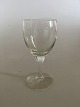 "Kirsten Pil" 
Portvinsglas 
fra Holmegaard. 
11 cm H. 
Glasset er 
slebet med 
kugler brudt af 
en ...