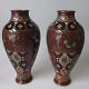Par antikke 
kinesiske 
cloissonne 
vaser, 19. årh. 
Polykrom 
dekoration med 
bl.a. Ho fugl. 
Højde.: ...