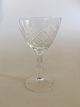 "Wien Antik" 
Rødvinsglas fra 
Lyngby Glas. 13 
cm (5 1/8 in). 
Krydsslebet 
kumme med 
facetslebet ...