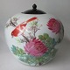 Kinesisk bojan 
med trælåg, 20. 
årh. Polykrom 
dekoration med 
fugl og 
blomster. Med 
tekst på ...