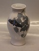 1577-2290 Kgl.  
Art Nouveau 
Vase med møl  
19 cm - 
natsværmer? fra 
 Royal 
Copenhagen I 
hel og fin ...